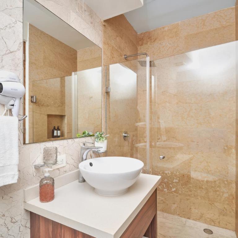 2 Bdrm Ocean View Private Pool Heart Of Town - Apartment mit 2 Schlafzimmern und Balkon - 49