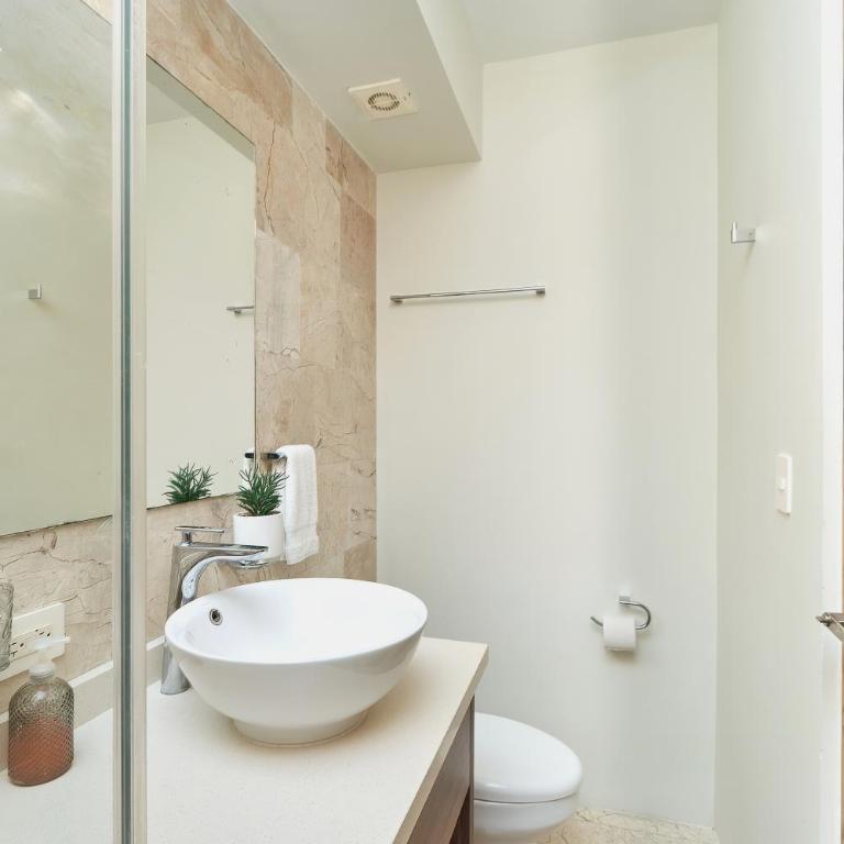 2 Bdrm Ocean View Private Pool Heart Of Town - Apartment mit 2 Schlafzimmern und Balkon - 50