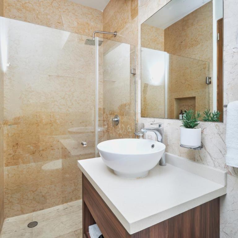 2 Bdrm Ocean View Private Pool Heart Of Town - Apartment mit 2 Schlafzimmern und Balkon - 52
