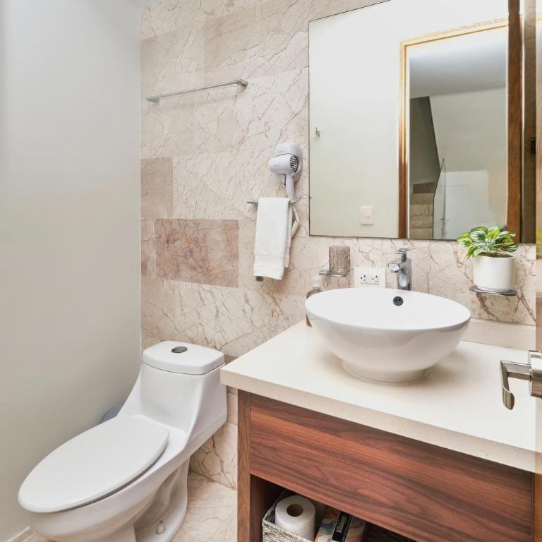 2 Bdrm Ocean View Private Pool Heart Of Town - Apartment mit 2 Schlafzimmern und Balkon - 53