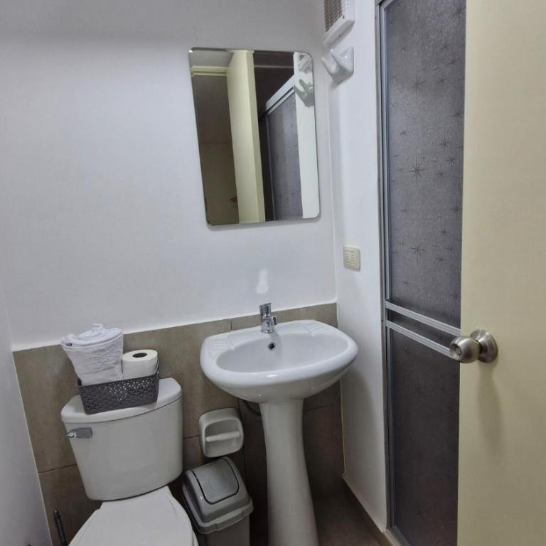 Minimal Living Apartment - Cerca del aeropuerto - Apartamento de 3 dormitorios con balcón - 2
