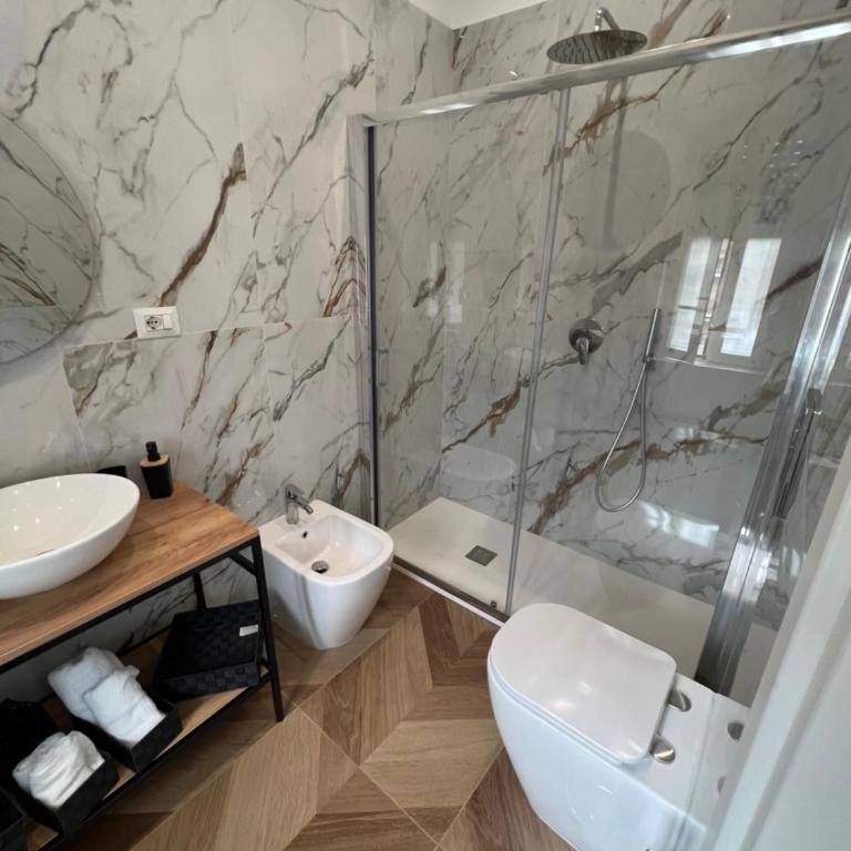 Nika Partenope Rooms - Camera Matrimoniale con Bagno Privato - 3