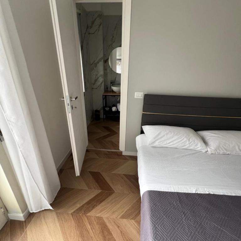 Nika Partenope Rooms - Camera Matrimoniale con Bagno Privato - 5