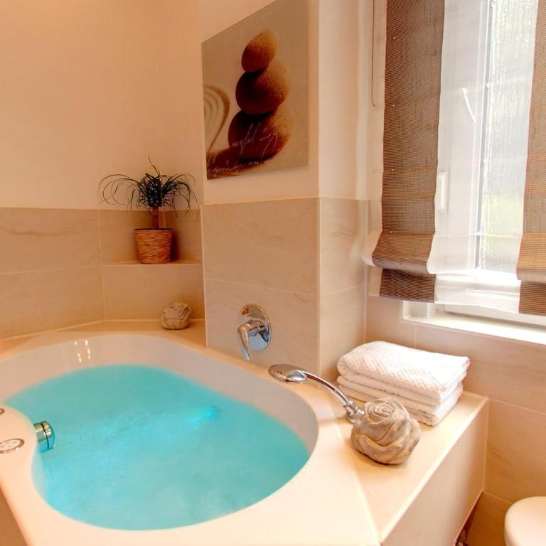 Hotel Kriemhild am Hirschgarten - Deluxe Suite mit Whirlpool-Badewanne - 3