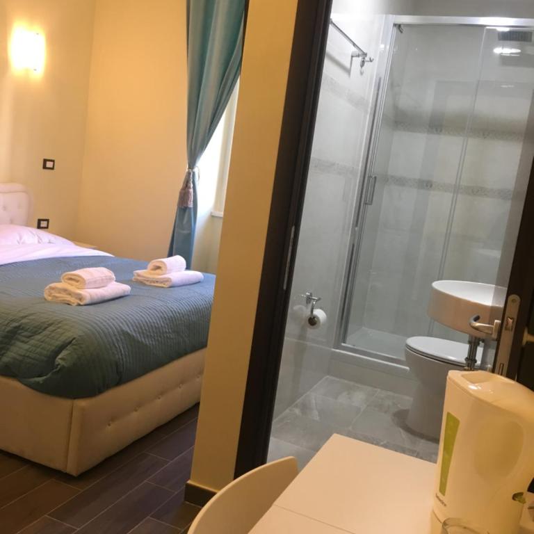 Favola Romana - Guest House - Camera Tripla con Bagno Privato - 4