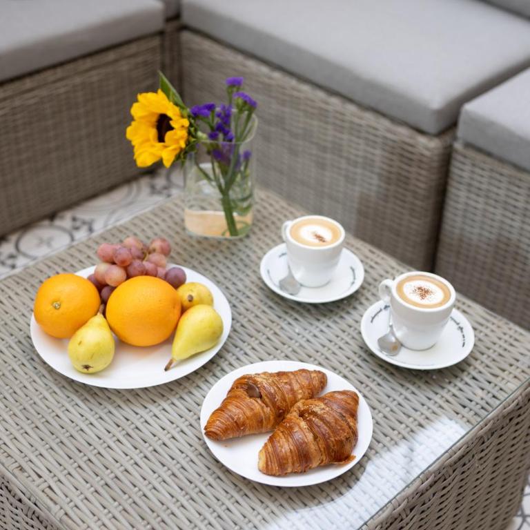 Exclusive Private courtyard by San Lorenzo - Two-Bedroom Apartment - 15