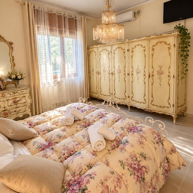 Venetian Style Apartments in Villa - One-Bedroom Apartment - 4