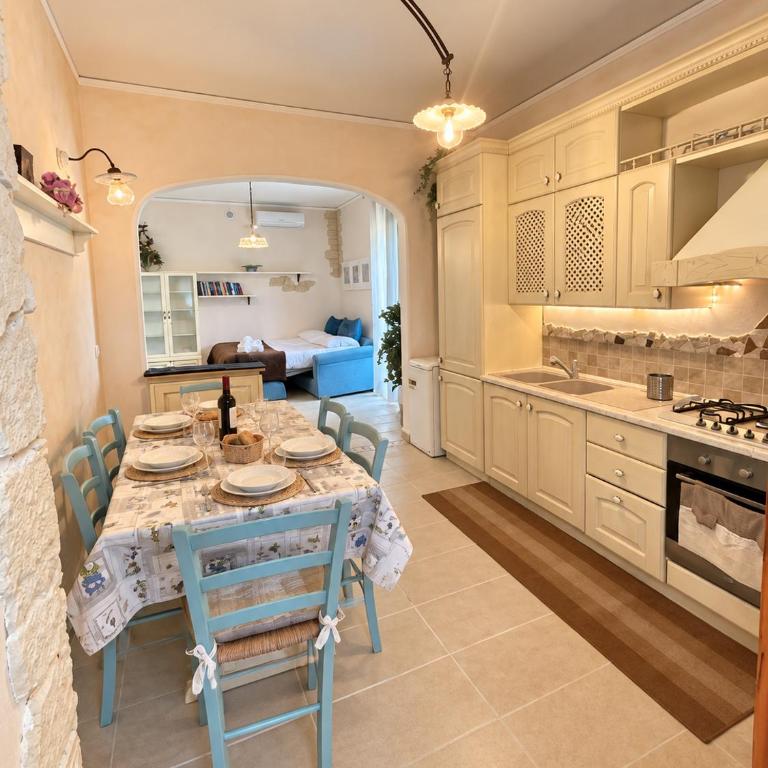Venetian Style Apartments in Villa - One-Bedroom Apartment - 5