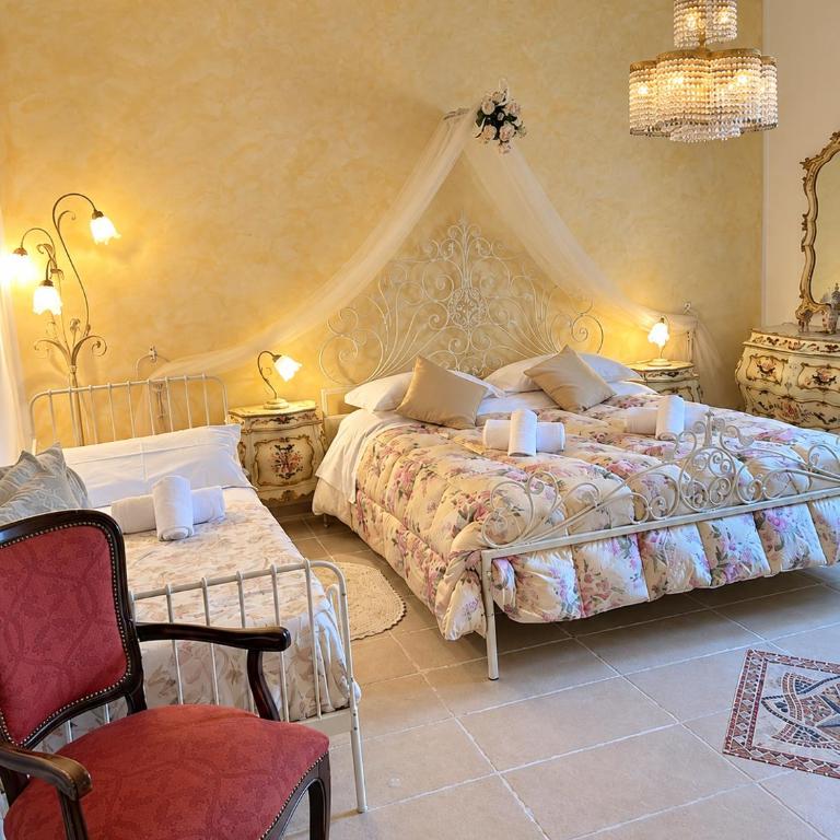 Venetian Style Apartments in Villa - One-Bedroom Apartment - 8