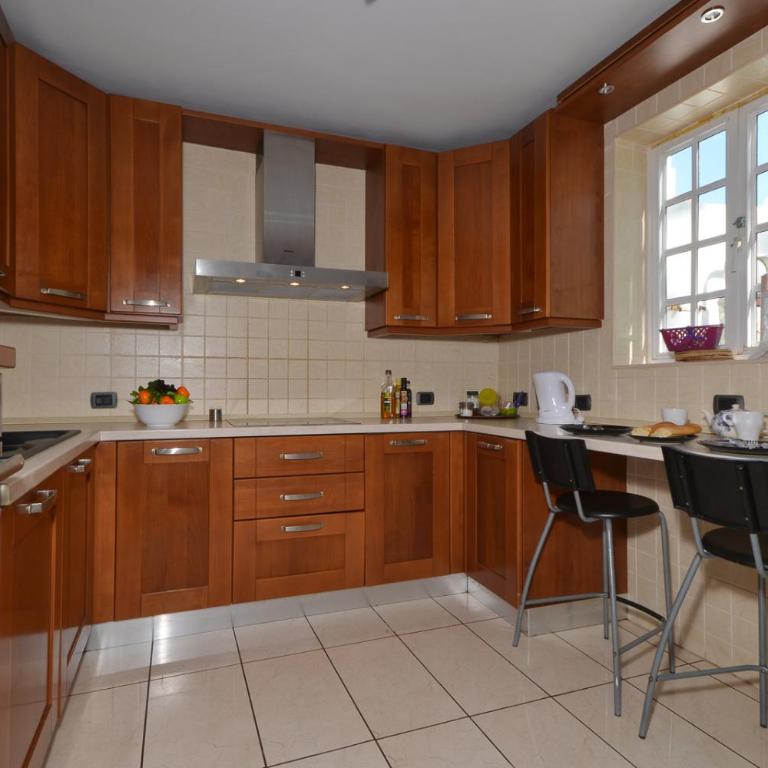 Central 6 Bedroom Villa Communal Heated Pool - Villa - 21