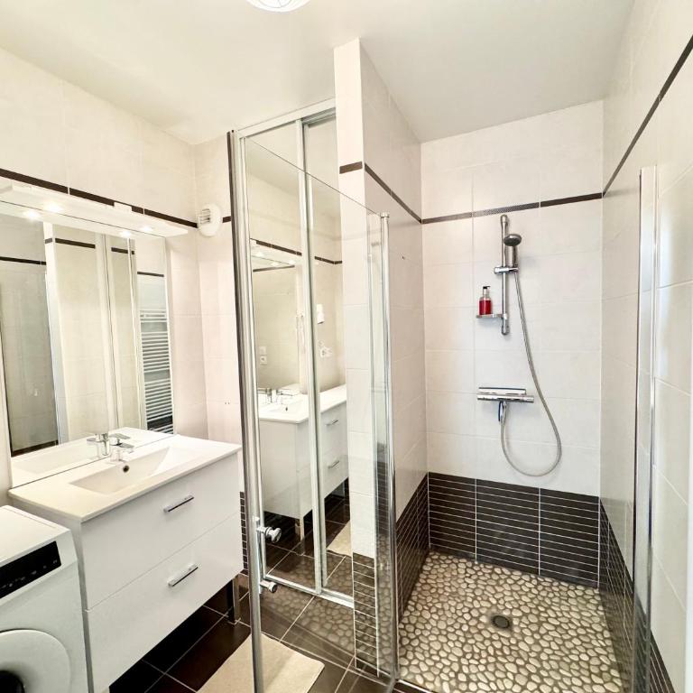Nimba - Charmant T3 au cœur de Reims pour 4 - Two-Bedroom Apartment with Terrace - 9