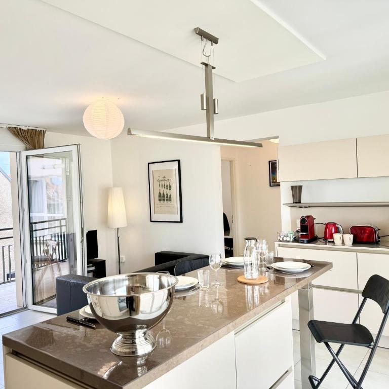 Nimba - Charmant T3 au cœur de Reims pour 4 - Two-Bedroom Apartment with Terrace - 17