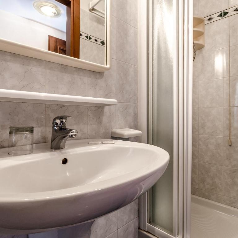 Hotel Ariel Silva - Camera Matrimoniale con Bagno in Comune - Edificio Separato - 5