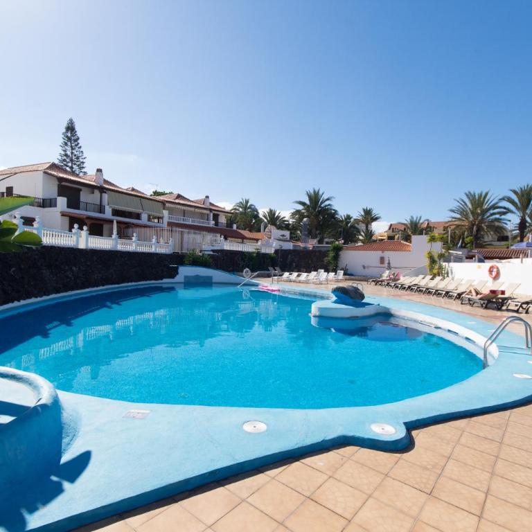 Central 6 Bedroom Villa Communal Heated Pool - Villa - 3