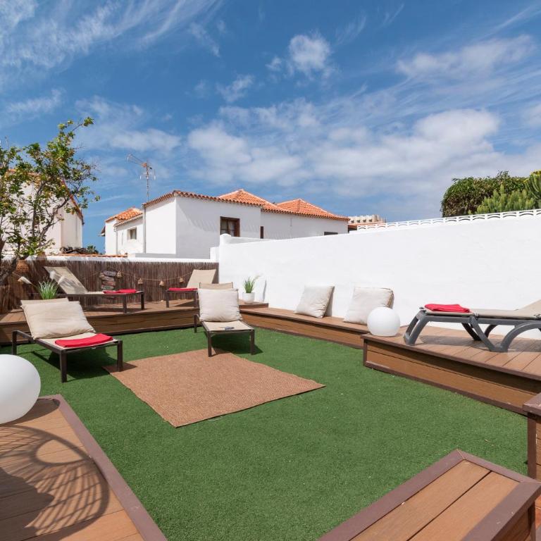 Central 6 Bedroom Villa Communal Heated Pool - Villa - 6