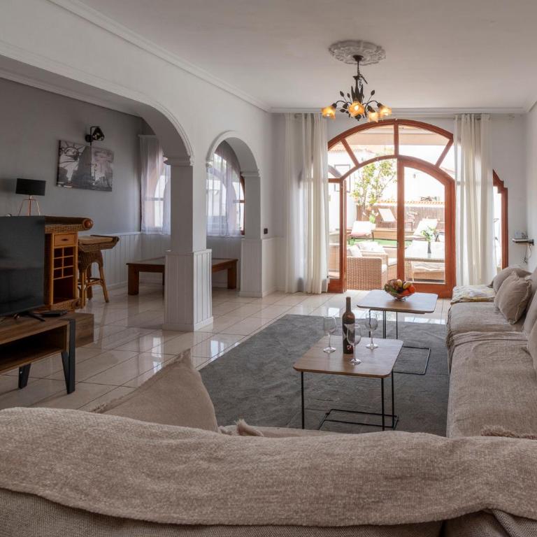 Central 6 Bedroom Villa Communal Heated Pool - Villa - 11