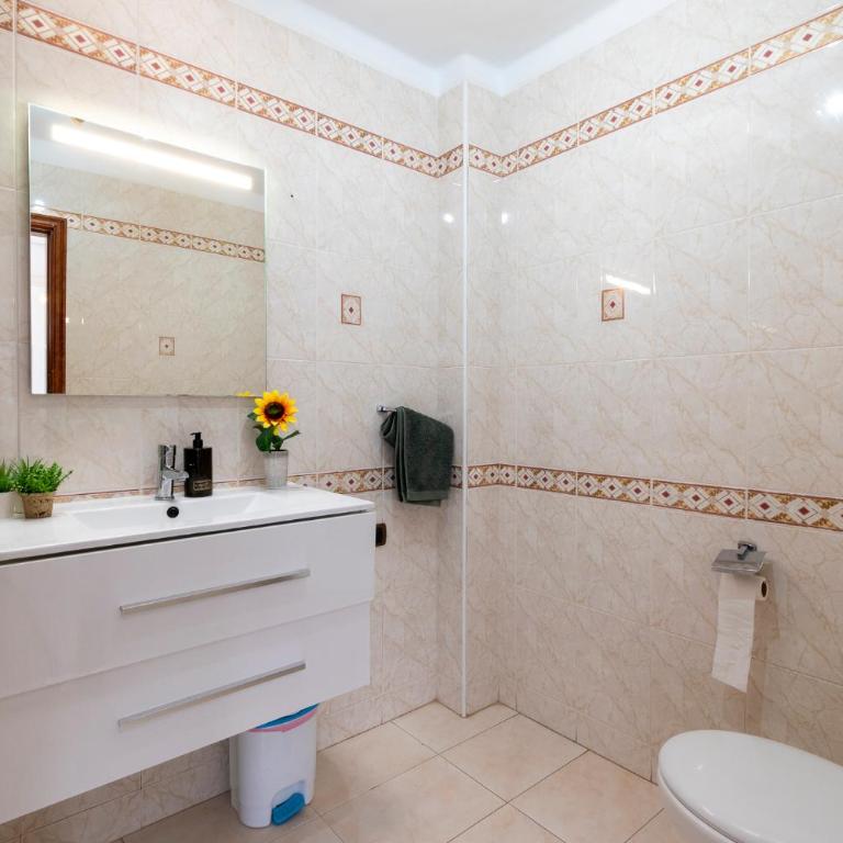 Central 6 Bedroom Villa Communal Heated Pool - Villa - 16