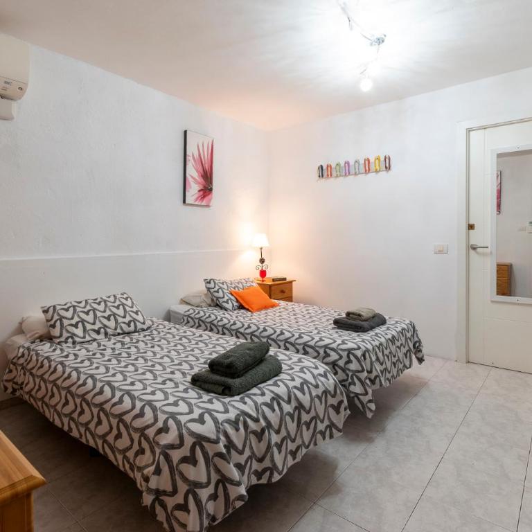 Central 6 Bedroom Villa Communal Heated Pool - Villa - 27