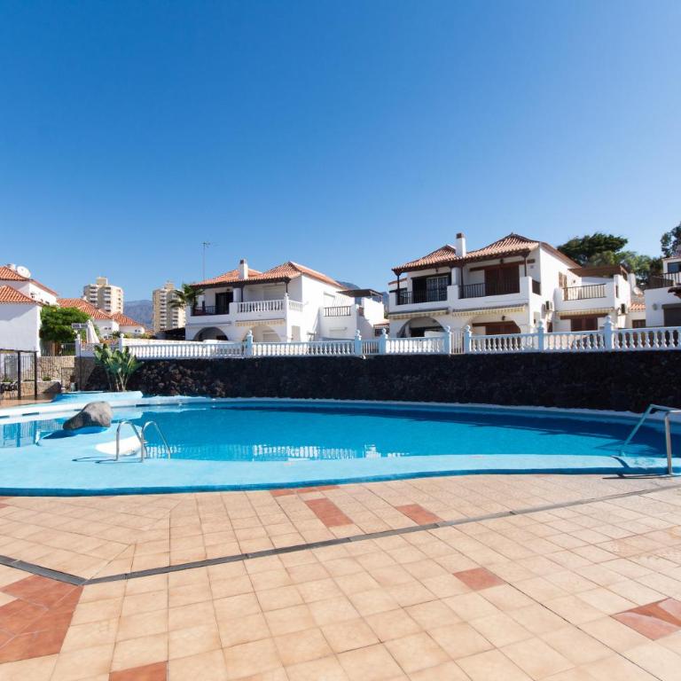 Central 6 Bedroom Villa Communal Heated Pool - Villa - 32