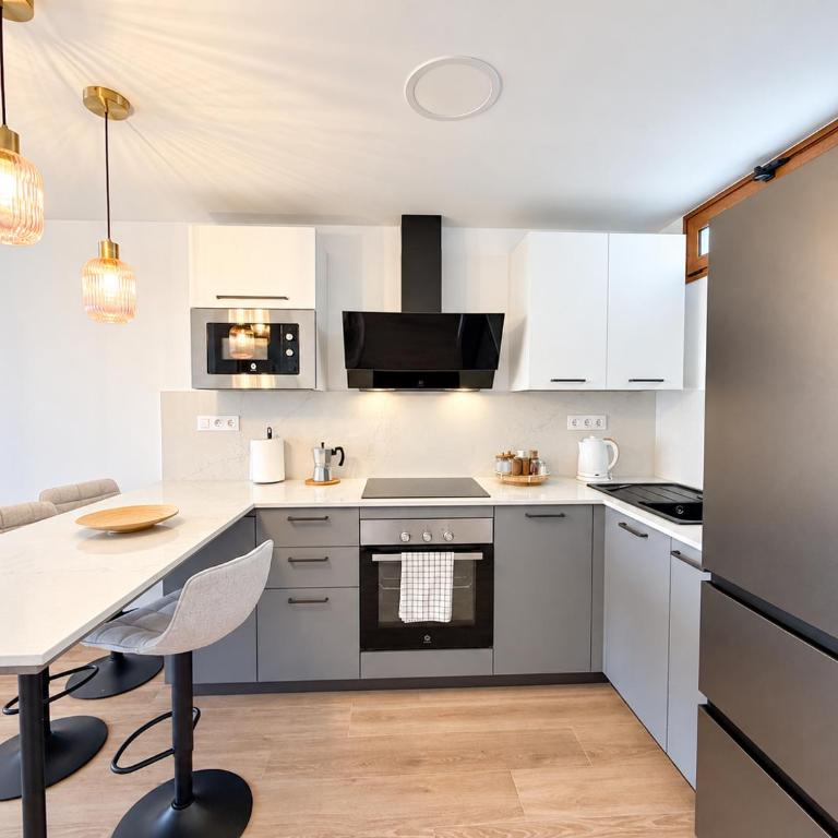 Top Location 3BR , 2BR, communal pool - Apartamento de 3 dormitorios - 5