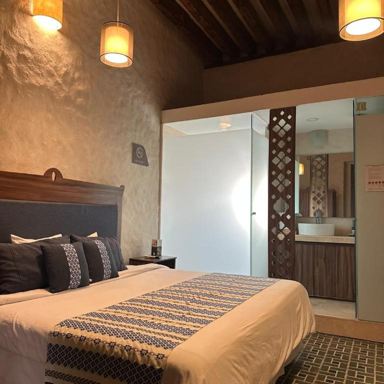 Hotel Casa del Milagro - Habitación con cama extragrande. - 2