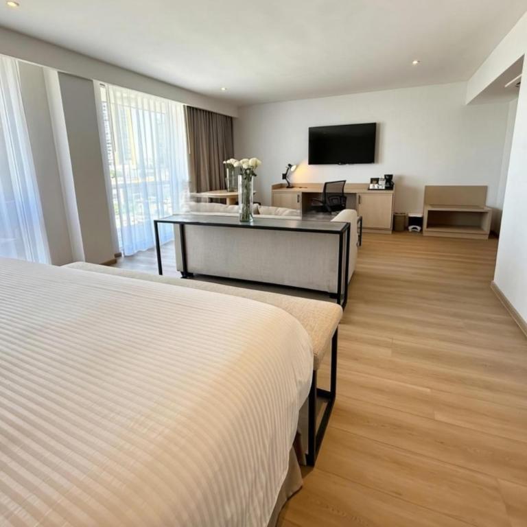 Wyndham Garden Tijuana Palacio Azteca - Suite Superior con cama extragrande y bañera de hidromasaje - Para no fumadores - 2