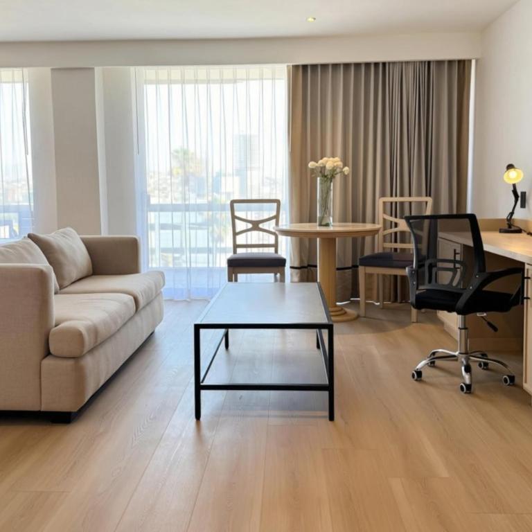 Wyndham Garden Tijuana Palacio Azteca - Suite Superior con cama extragrande y bañera de hidromasaje - Para no fumadores - 3