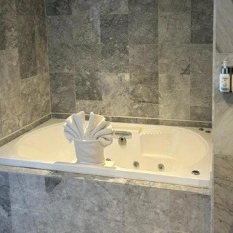 Wyndham Garden Tijuana Palacio Azteca - Suite Superior con cama extragrande y bañera de hidromasaje - Para no fumadores - 8