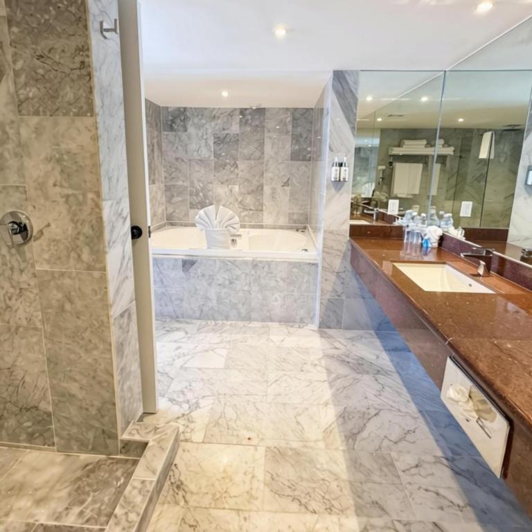 Wyndham Garden Tijuana Palacio Azteca - Suite Superior con cama extragrande y bañera de hidromasaje - Para no fumadores - 9
