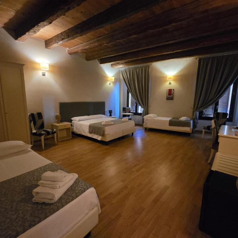 Honey Rooms Ferrara - Camera Quadrupla - 3