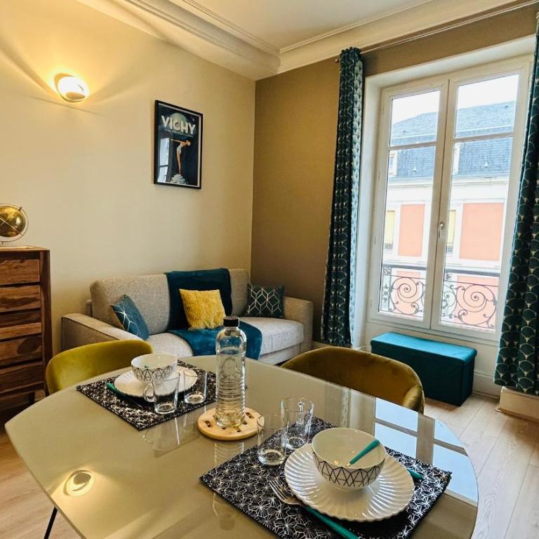 L'Ambassadeur - Studio chic au Cœur du Triangle D'Or - One-Bedroom Apartment - 8
