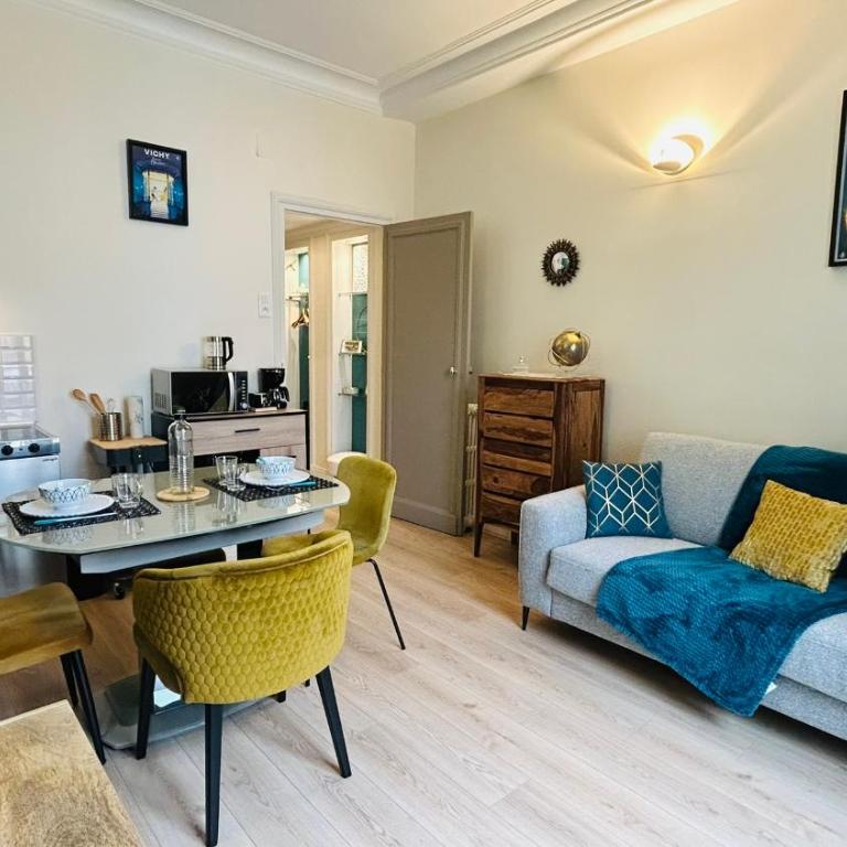L'Ambassadeur - Studio chic au Cœur du Triangle D'Or - One-Bedroom Apartment - 1