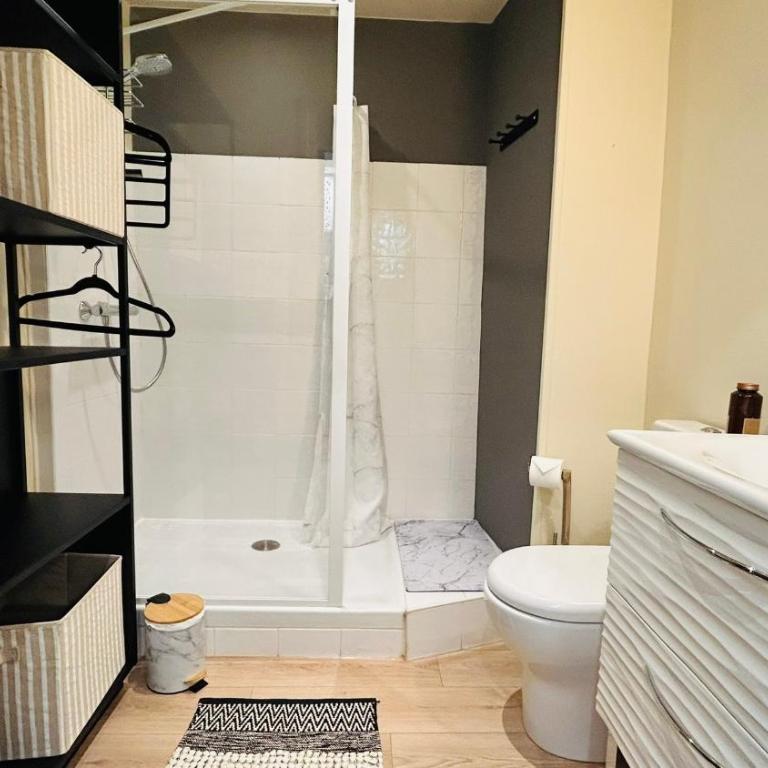 L'Ambassadeur - Studio chic au Cœur du Triangle D'Or - One-Bedroom Apartment - 5