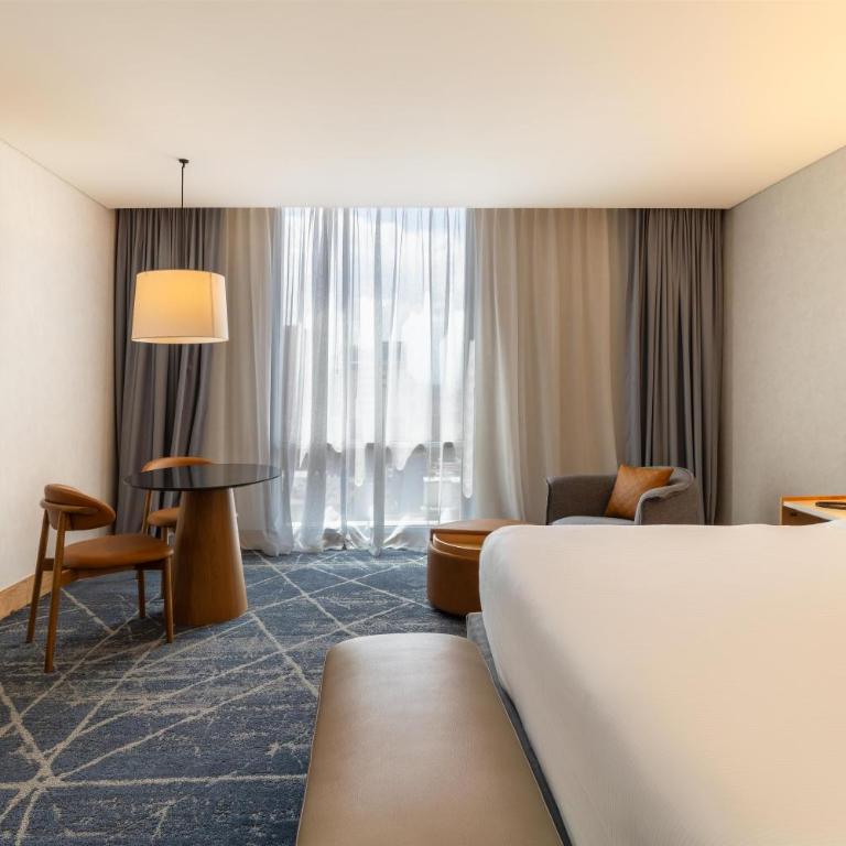 Hilton Mexico City Reforma - Habitación con cama extragrande - Adaptada para personas de movilidad reducida - 3