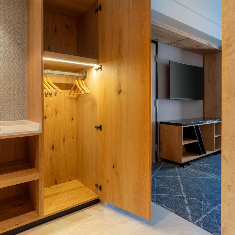 Hilton Mexico City Reforma - Habitación con cama extragrande - Adaptada para personas de movilidad reducida - 4