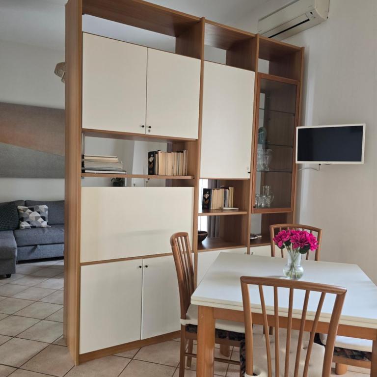 Alloggio turistico Dedicato - Appartamento con 2 Camere da Letto, Balcone e Vista mare - 9