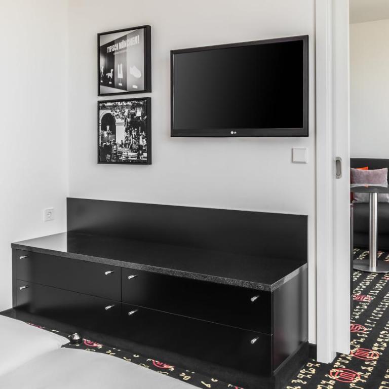 Holiday Inn Munich - Westpark by IHG - Suite mit Kingsize-Bett, Schlafcouch und Gartenblick - 4