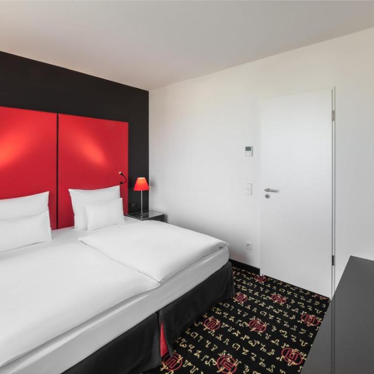Holiday Inn Munich - Westpark by IHG - Suite mit Kingsize-Bett, Schlafcouch und Gartenblick - 5