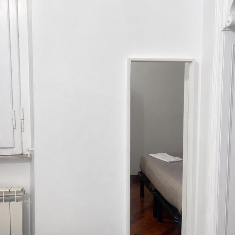 Domus Filiberto by Local Domus - Camera Tripla Basic con Bagno in Comune - 12