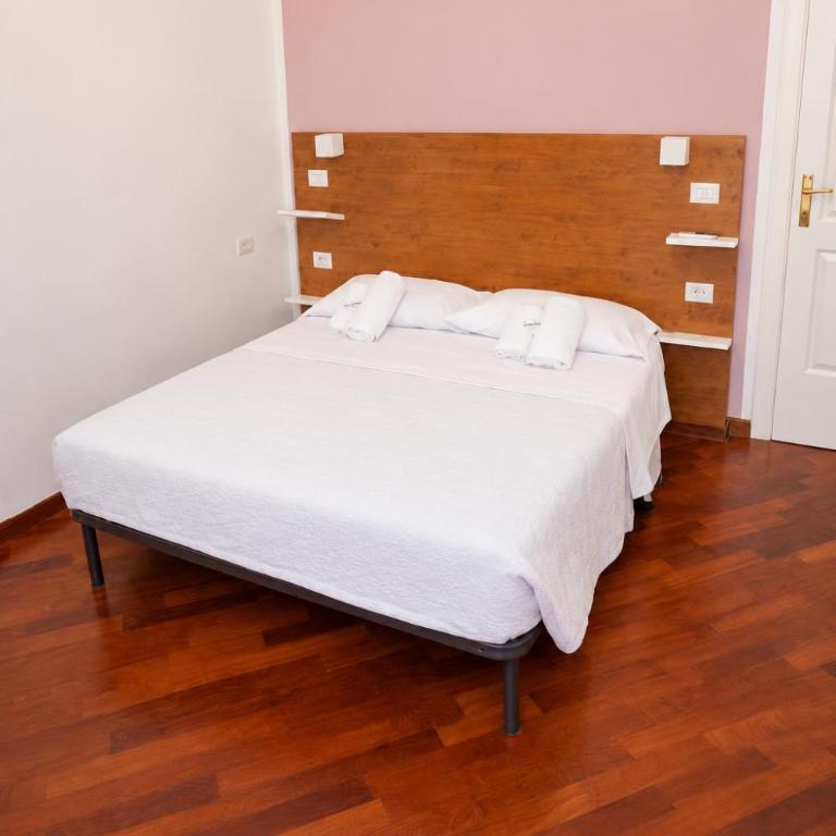 Domus Filiberto by Local Domus - Camera Tripla Basic con Bagno in Comune - 9