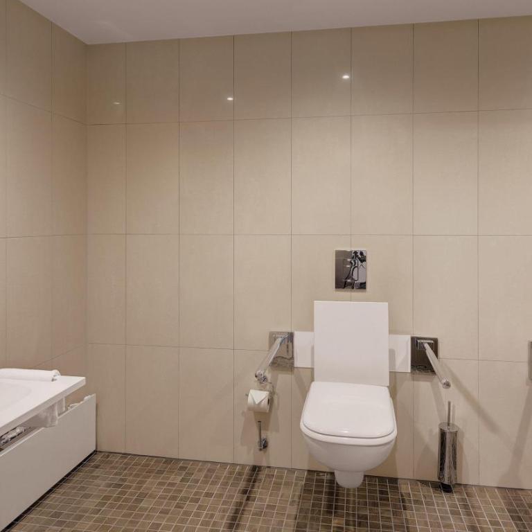 Hilton Munich City - Zimmer mit Kingsize Bett - 1