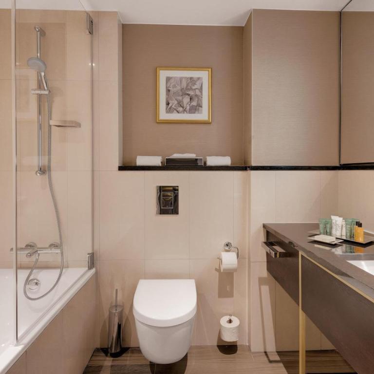 Hilton Munich City - Zimmer mit Kingsize Bett - 2