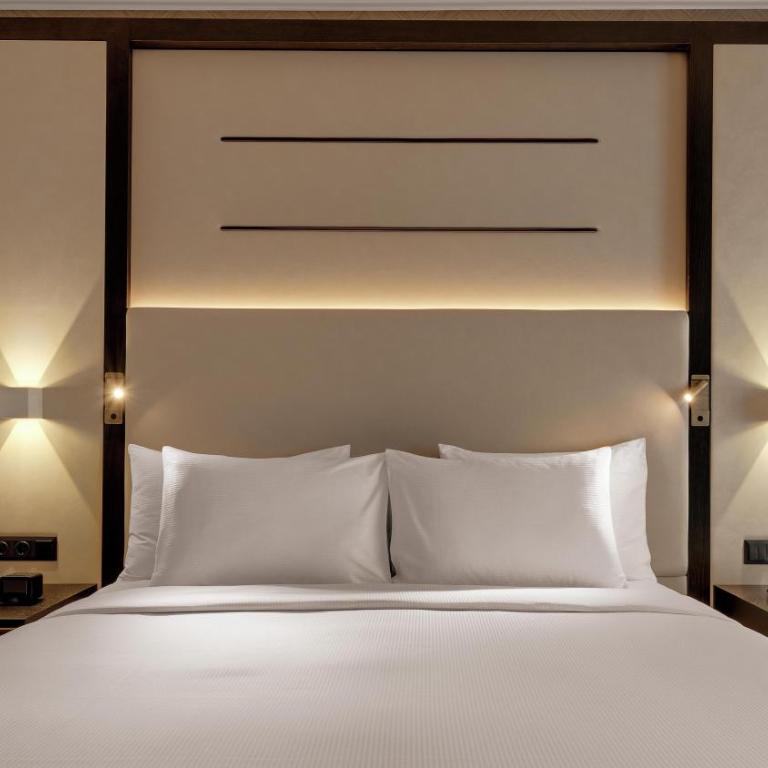 Hilton Munich City - Zimmer mit Kingsize Bett - 3