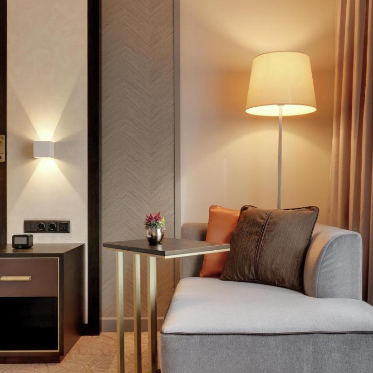 Hilton Munich City - Zimmer mit Kingsize Bett - 4