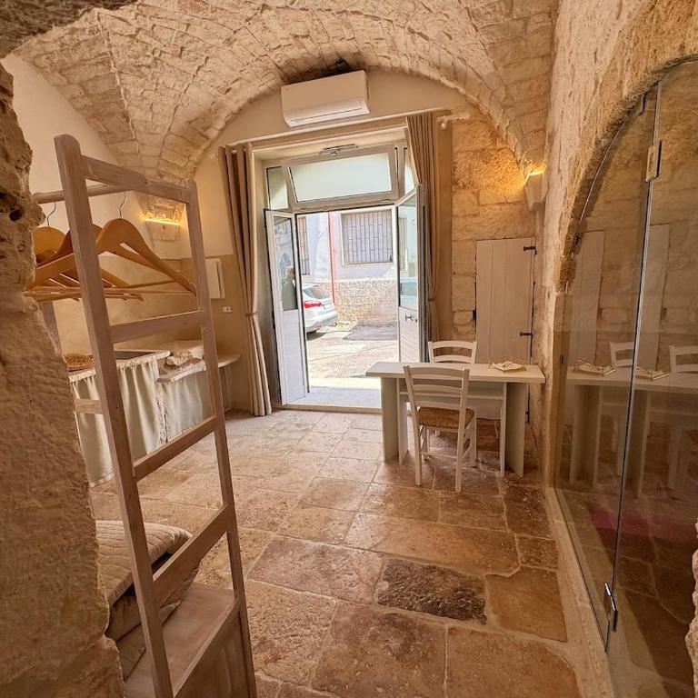 Romantic Stone Suite with Private Whirlpool Tub - Apartment mit 1 Schlafzimmer - 4