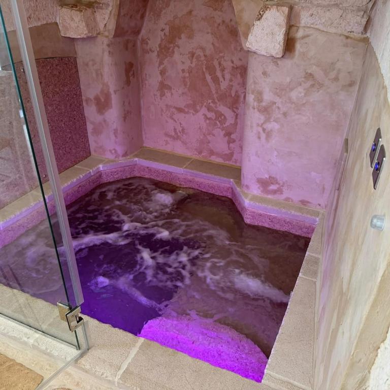 Romantic Stone Suite with Private Whirlpool Tub - Apartment mit 1 Schlafzimmer - 5