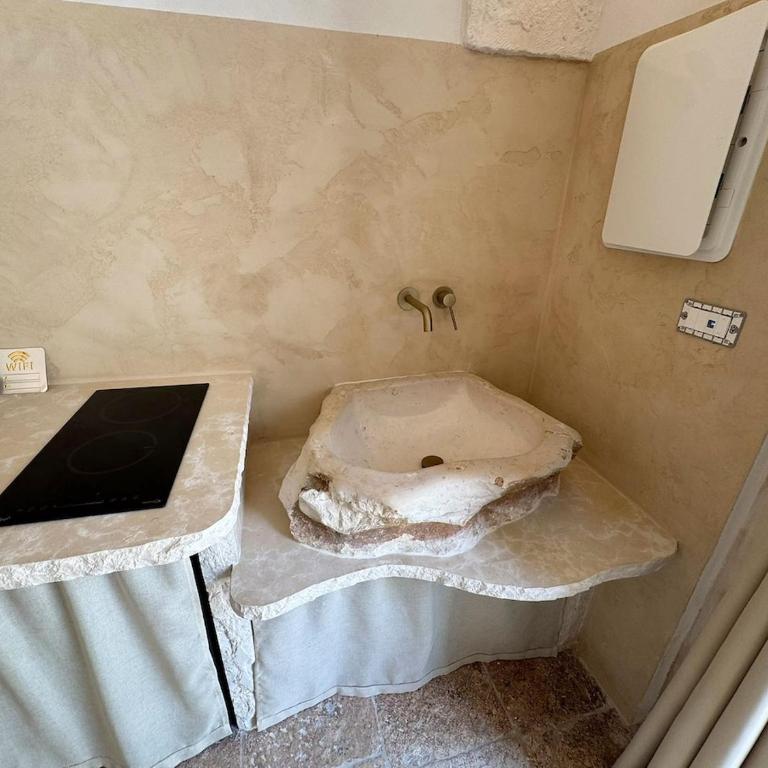 Romantic Stone Suite with Private Whirlpool Tub - Apartment mit 1 Schlafzimmer - 13