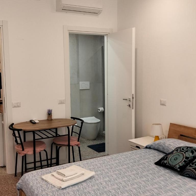 White Boar - Studio with Balcony - 10