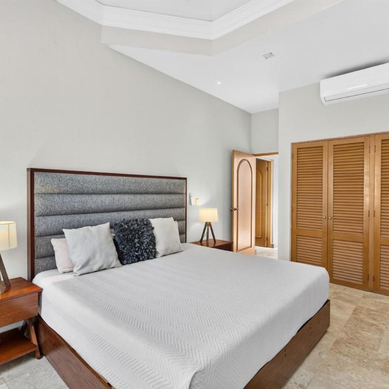 Residencia con alberca y vista al campo de golf - Casa de 4 dormitorios - 25
