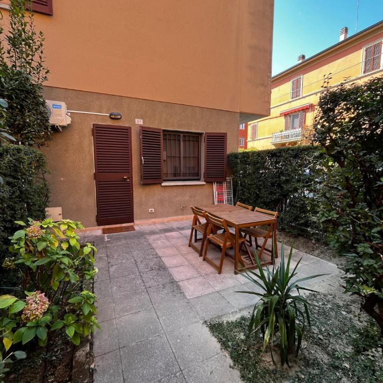 BiBi APARTMENT- FREE PARKING-OSPEDALE MAGGIORE-STADIO-MAST - Appartamento Monolocale - 1